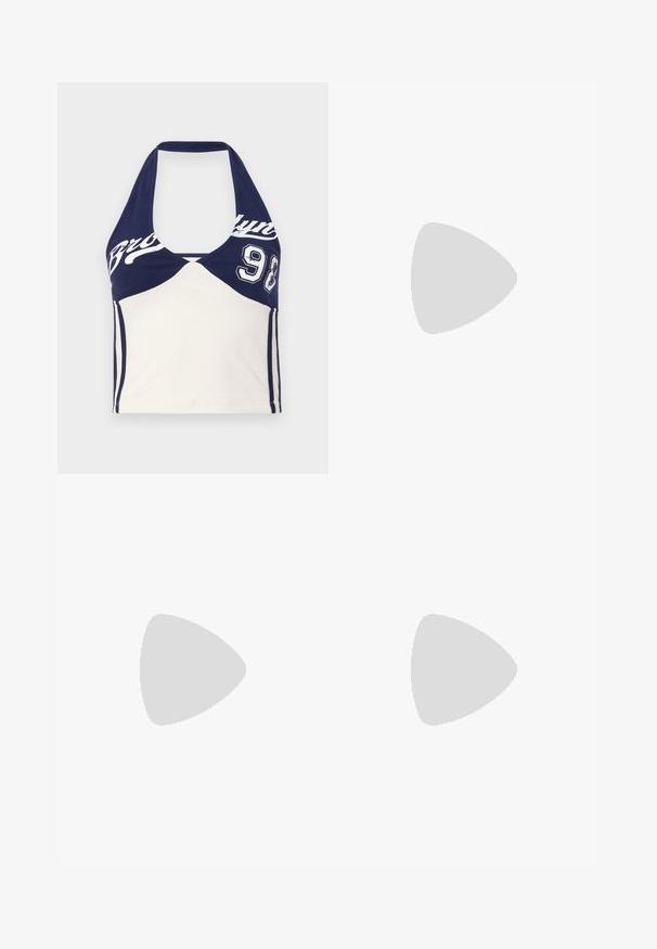 Mørkeblå og cremefarvet bomulds crop top med halterneck, med "Brooklyn" tryk og nummer 98. Glat tekstur, sporty design og farveblokering.; Lyseblå stribede vide bukser med elastisk talje og justerbar snøre. Har et blødt stof med lodrette striber for tekstur.; Hvide Crocs træskor har et perforeret design, flade såler og justerbare hælremme, og de står på en gul trådstol mod et trægulv.; Vævet beige stråtaske pyntet med hvide, runde skalkontakter, med en rund form og struktureret overflade.
