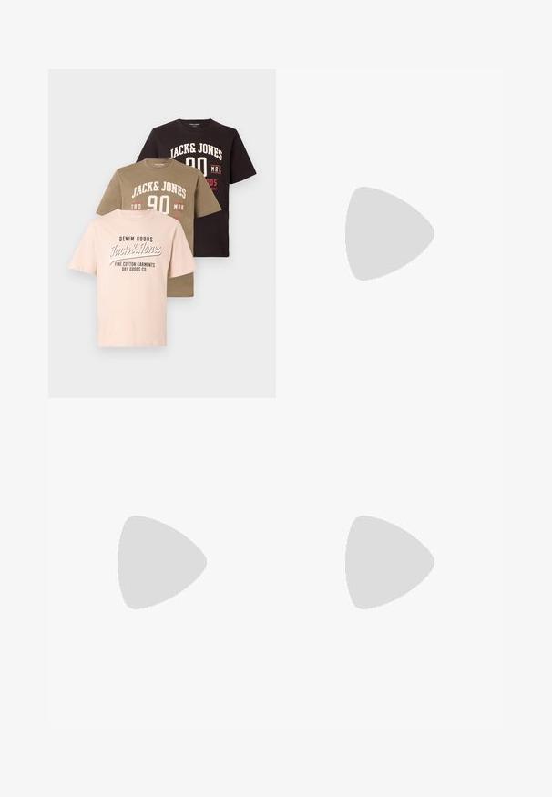 Tričko na sebe: svetloružové s čiernym textom, olivovo zelené s bielymi a červenými grafikami, tmavohnedé s bielym textom. Bavlnený materiál.; Čierne nohavice vyrobené z bavlneného zmesi, s rovnými nohavicami, prednými vreckami a štandardným pásom s pútkami na opasok.; Biele tenisky s hladkým syntetickým zvrškom, perforovanou špičkou, plochými šnúrkami a textúrovanou podrážkou, vystavené na drevenej ploche.; Čierna taška na rameno vyrobená z hladkého materiálu, s preklápacím vrchným dielom, striebornými kovový ktorými a nastaviteľným ramenným popruhom.