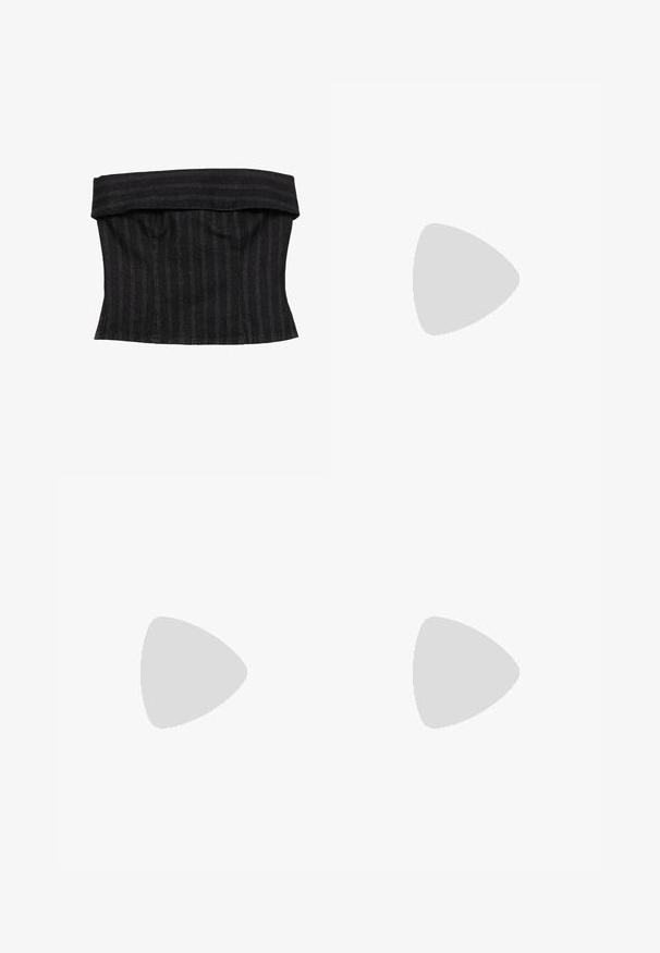 Schwarz gestreifter Korsett-Top mit strukturiertem Design, ausgestattet mit einem gefalteten Ausschnitt und glatter Textur. Der Stoff wirkt robust und maßgeschneidert.; Lässige, knielange weiße Hose aus einem leichten Stoff, mit Seitentaschen und einem gerafften elastischen Bund.; Burgunderfarbene Wildledersneaker mit weißen Akzenten, strukturierten Details, dicker Gummisohle und gemusterten Schnürsenkeln für einen sicheren Halt.; Schwarze Lederhandtasche mit goldenen Hardware-Akzenten, ausgestattet mit einem charakteristischen Verschluss, einem abnehmbaren Schultergurt und einer strukturierten Oberfläche.