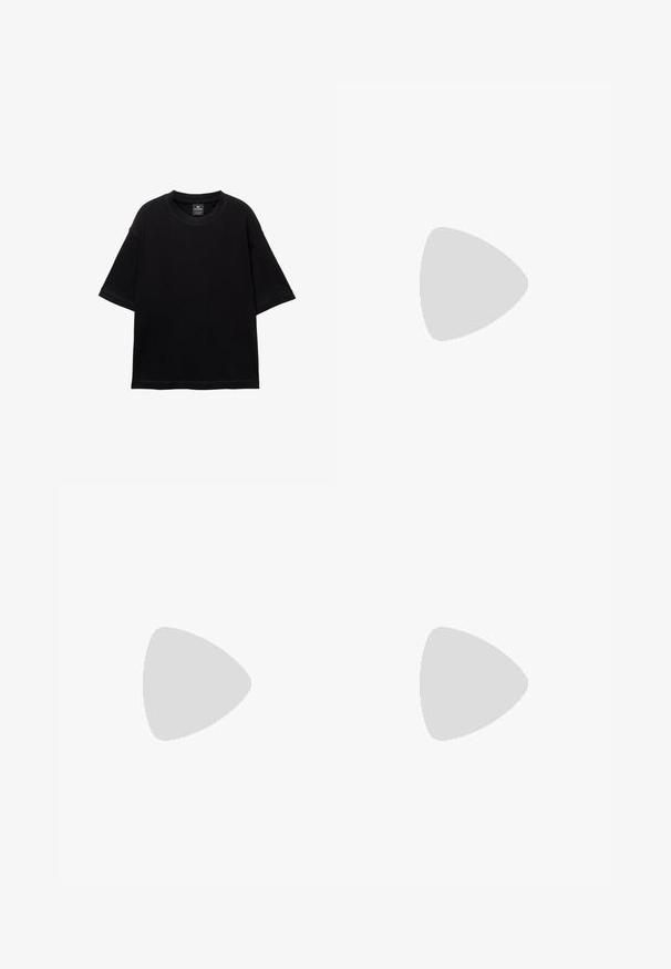 T-shirt nero a maniche corte in cotone, con scollatura rotonda e vestibilità comoda. Texture liscia con dettagli di cucitura minimi.; Pantaloni grigi con pieghe, dal taglio rilassato, realizzati in un tessuto leggero. Presentano tasche frontali e una chiusura con bottone in vita.; La scarpa da corsa presenta una tomaia in mesh di colore bianco sporco, con dettagli in argento e strisce verde scuro. Suola spessa con una trama grigia per migliorare la presa.; Occhiali da sole rettangolari neri con lenti scure, finitura opaca e dettaglio del logo sulla tempia. Il design presenta bordi dritti e montature spesse.