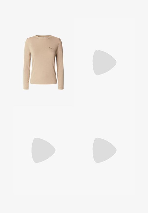 Camisa de manga longa bege com textura canelada, decote redondo e logotipo bordado a preto no lado esquerdo.; Jeans de ganga pretos de perna larga com uma cintura alta, cinco bolsos e fecho em botão metálico. O tecido tem uma textura suave e ligeiramente desbotada.; Botas de couro pretas até ao joelho com bico pontudo e salto quadrado. Textura suave com um design elegante e detalhes de costura mínimos.; Bolsa de couro bordô com um design suave e franzido, e uma forma arredondada. A alça é fixa, apresentando uma textura suave.
