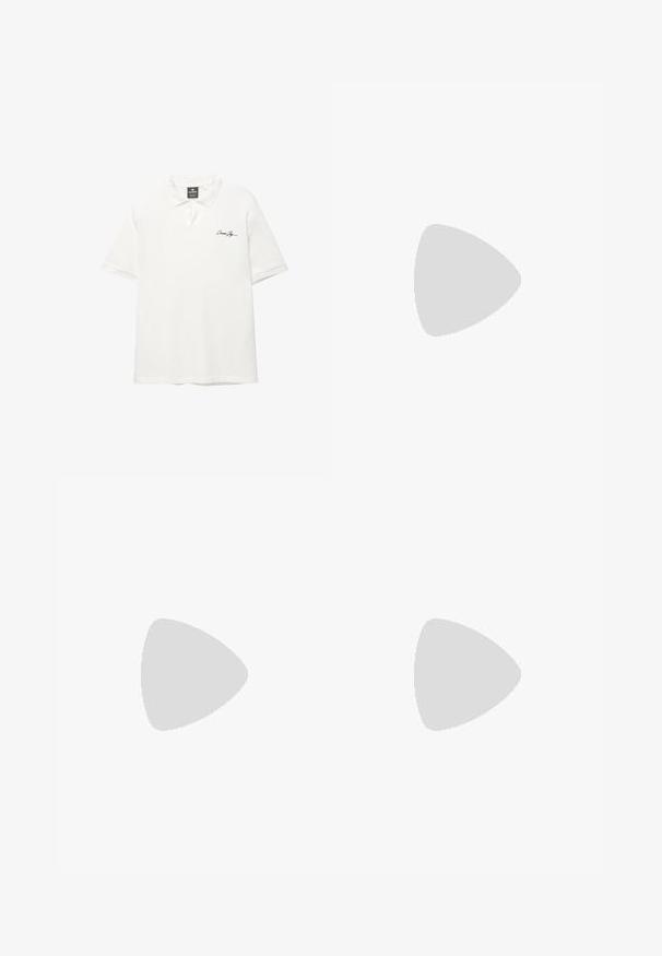 Hvid kortærmet polo shirt med tekstileret stof, en knaplukning ved halsen og et lille sort logo på venstre bryst.; Brune denimbukser med lige snit, udstyret med kontrasterende hvid syning og en standard talje med knaplukning foran.; Beige ruskinds sneaker med tre mørkeblå striber, hvide snørebånd og en tan farvet gummisål. Har et logo på tungen og teksten "CAMPUS".; Metalrammede solbriller med ovale grønne linser. Tynd sølvmetalramme og sorte ørepropper. Minimalistisk design, ingen synlige logoer.