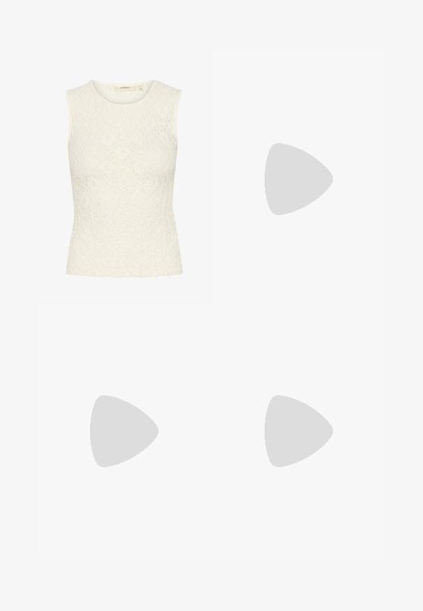 Top sans manches en dentelle blanche avec un motif floral texturé. Design ajusté, encolure ronde et bords d'ourlet lisses.; Jupe maxi en denim foncé avec une fente à l'avant. Présente des coutures orange et un design classique à cinq poches. Fermeture à bouton à la taille.; Des escarpins slingback beiges avec un bout pointu et un talon évasé bas. Fabriqués en cuir lisse avec un design minimaliste et une sangle réglable.; Sac à main blanc texturé avec une bordure noire, featuring une chaîne dorée, une bandoulière détachable, et un accent de logo triangulaire.