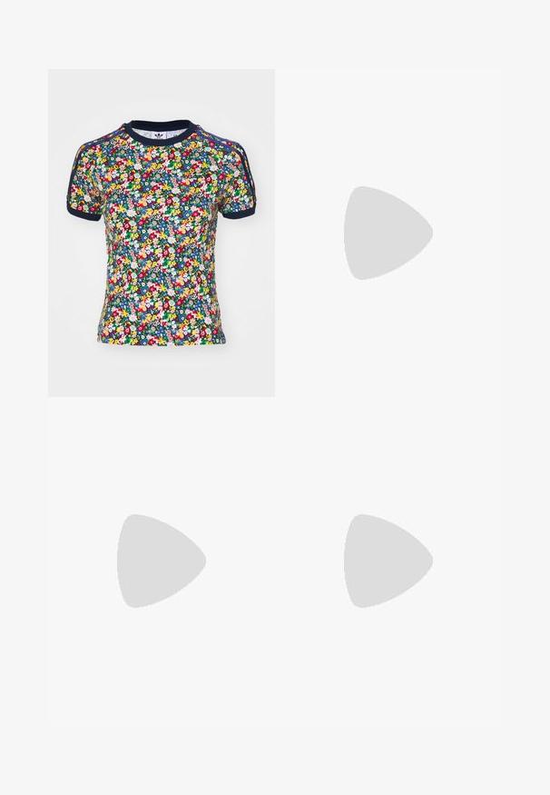 Camicetta a maniche corte con stampa floreale in blu navy, caratterizzata da fiori vivaci su uno sfondo scuro, scollatura rotonda e rifiniture a contrasto lungo le maniche.; Pantaloni corti a righe blu e bianche con cinturino elasticizzato, due bottoni sul davanti e una vestibilità rilassata. Il tessuto sembra liscio con una consistenza leggera.; Sneakers atletici bianchi con dettagli perforati, accenti beige chiaro e suole in gomma spesse. Indossati con calzini alla caviglia color crema su una superficie gialla texturizzata.; Occhiali da sole ovali marroni con montatura in plastica marrone chiaro. Le aste sottili e le lenti oscurate offrono un design elegante e minimalista.; Borsa a tracolla in pelle nera con accessori in metallo dorato, dotata di una chiusura distintiva, di una tracolla rimovibile e di una superficie texturizzata.