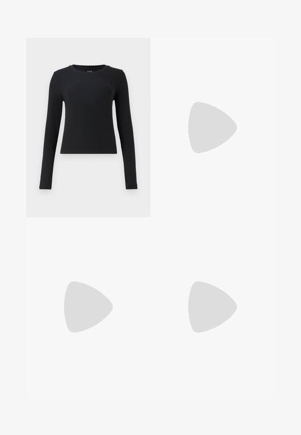 Černý top s dlouhými rukávy, s kulatým výstřihem, ribkovanou strukturou, přiléhavým střihem a zkrácenou délkou. Bez vzorů nebo viditelných kovových detailů.; Zelené lněné kraťasy s elastickým pasem a nastavitelným šňůrkem, se volným střihem a rovním lemem.; Černé kožené kotníkové boty se čtveratou špičkou, vybavené širokým páskem a kovovou sponou. Boty mají chunky podešev a hladký povrch.; Černá dámská kabelka z umělé kůže s jemnou texturou, tvaru hobo a dvojitými ramenními popruhy; má lesklý povrch a minimalistický design.