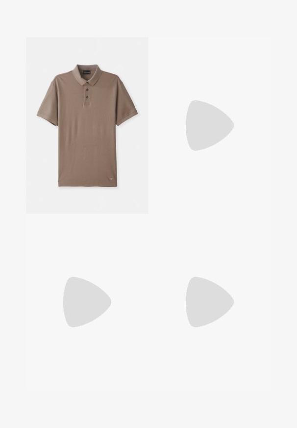 Brun polo skjorte med teksturert overflate, korte ermer, tre svarte knapper og en liten logo nederst til høyre.; Beige tapered bukser laget av lett stoff, med frontfolder, to sidelommer og en jevn tekstur.; Sorte vevde slip-on sko med en glatt lærdetalj på overdelen, design med rund tå og en lavprofil gummisåle.; Svart lær clutch med teksturert overflate, frontlomme med glidelås og avtakbar håndleddsreim. Har en logo-patch på fronten. rektangulær form.