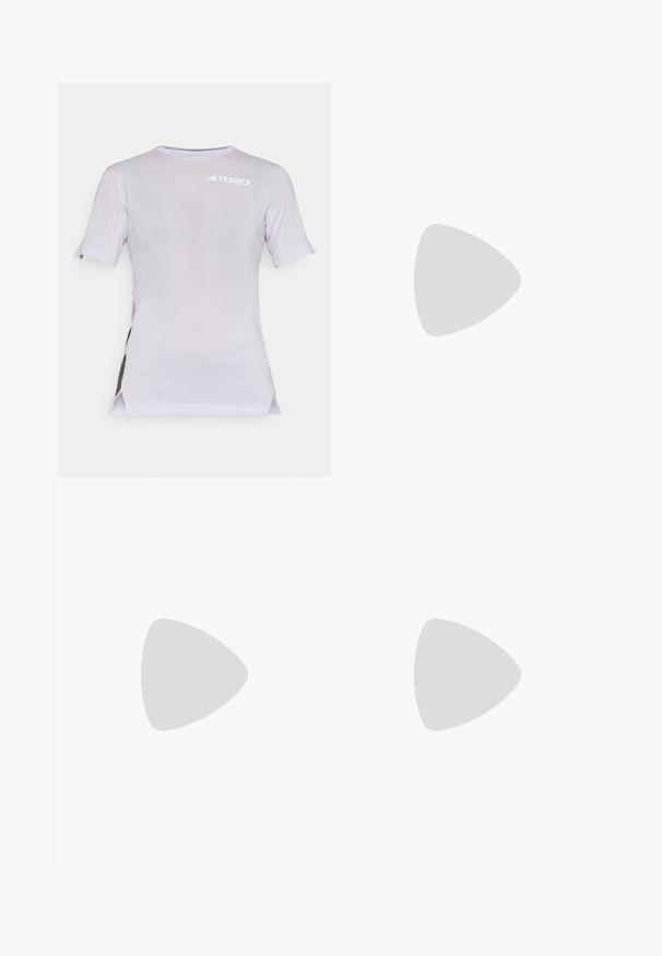 Camiseta atlética de manga corta en color púrpura claro con paneles de malla en los laterales, escote redondeado y logo en el pecho. Material transpirable.; Mallas deportivas negras de diseño ajustado, que cuentan con un panel inferior texturizado y acentos reflectantes en las piernas y la cintura.; Zapatillas de trail running negras con un upper texturizado, paneles de malla y un sistema de cierre seguro. Cuenta con una suela robusta para mayor tracción.; Mochila negra con un acabado texturizado, que presenta un logo blanco, un diseño de cordón elástico en la parte frontal y correas acolchadas ajustables.