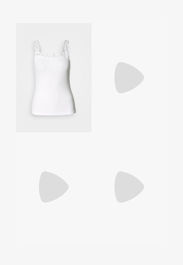 Top bianco senza maniche con spalline regolabili, caratterizzato da un bordo in pizzo decorativo lungo il collo e una texture a coste aderente.; Jeans svasati blu scuro con una texture di denim liscia, cuciture dorate a contrasto e dettagli nelle tasche frontali. Design classico a cinque tasche.; Décolletés Mary Jane bianchi in pelle con punta affilata, fibbia laterale e tacco basso nero. Texture liscia e design minimalista.; Borsa a tracolla in suede grigio con due manici in pelle scura. Presenta dettagli cuciti sui lati, una texture morbida e un'apertura spaziosa.; Quattro anelli in argento con disegni diversi: banda attorcigliata, curve sovrapposte, cristalli delicati e una banda liscia con piccoli dettagli.