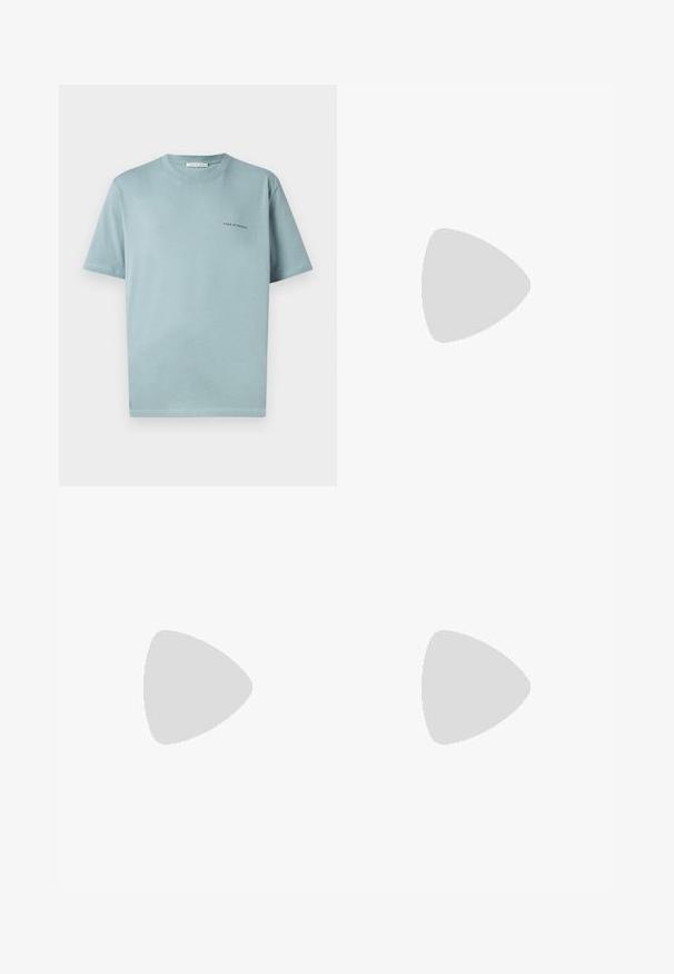 Lichtblauw katoenen T-shirt met een ronde hals, korte mouwen en een klein "TIGER OF SWEDEN" logo op de linkerkant van de borst. Gladde textuur.; Emporio Armani TROUSER - Broek - beige medio; Bruine suède schoen met een moccasinontwerp, voorzien van stikdetails, een ronde neus en een platte zool. Glad textuur overal.; Bruine nylon draagtas met dubbele handvatten, ritsafsluiting en een blauw logo-label. Glad textuur, gestructureerd ontwerp, ruime binnenkant.