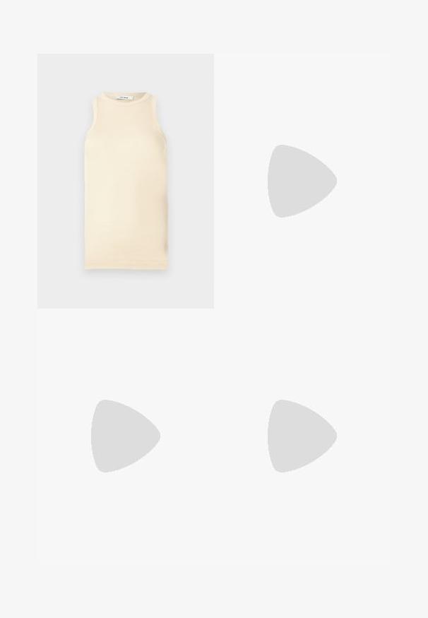 Lichtbeige mouwloze top van ribstof, met een ronde halslijn en een fitted ontwerp. Glad oppervlak met minimale naden.; Zwarte leren midi-rok met een gladde textuur, rechte snit en subtiele glans. Voorzien van een eenvoudige tailleband en zonder zichtbare sluitingen.; Zwarte leren muiltjes met een puntige neus en een lage, blokhak. Glad oppervlak met een gestroomlijnd ontwerp. Open achterkant met minimale details.; Zwarte leren draagtas met een vierkant handvat, met een gestructureerde afwerking en een reliëflogo. Inclusief een afneembare schouderband.