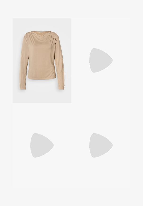 Beige langärmliges Oberteil mit drapiertem Ausschnitt, glatter Textur und Knopfdetails an den Manschetten, gefertigt aus einem weichen, dehnbaren Stoff.; Marinefarbene weit geschnittene Hosen mit einem elastischen Bund, zwei seitlichen Taschen, weichem Stoffgefühl und einem fließenden Design.; Schwarze Leder-Ankle-Boots mit spitzem Zehenbereich, seitlichen elastischen Einsätzen mit vertikalen Rillen und einem niedrigen Blockabsatz. Glatte Textur und elegantes Design.; Schwarze synthetische Handtasche mit oberen Griffen, abnehmbarem Schultergurt, runder Form, glatter Textur und silbernem Logo-Akzent auf der Vorderseite.