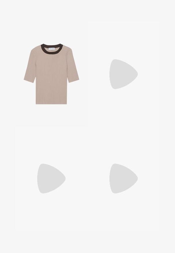 Anna Field Marškinėliai su spaudiniu - beige/taupe; Juodas odinis mini sijonas su lygaus paviršiaus tekstūra, paprastu dizainu ir minimaliais siūlais, tiesaus kirpimo, be puošmenų.; Juodos plokščios šlepetės su juostelėmis, turinčios kelias odines juostas ir ploną kulkšnies sagtį. Padas plokščias ir stačiakampis.; Juodas rankinė struktūrizuota forma, lygi tekstūra ir metalinis užsegimas. Suporuota su plačiomis juodomis kelnėmis ir atvirais bateliais ant medinių grindų.