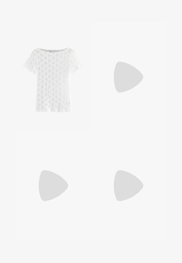 Biely krátky rukáv vrchný diel vyrobený z čipky, s okrúhlym výstrihom a textúrou so vzorom a otvoreným tkaním.; Bezramenný biely top v kombinácii s voľnou šedou sukňou so zberaným pásom a asymetrickým lemom. Modelka má na sebe béžové topánky na podpätku.; Čierne tenisky Adidas Superstar s bielymi pruhmi, špičkou v tvare mušle a textom "Superstar" na boku, zobrazené v bočnom profilu na bielom pozadí.; Čierna kožená taška cez rameno s uvoľneným tvarom a detailmi švov. Model má na sebe ružovú a bielu prúžkovanú košeľu a široké modré džínsy.