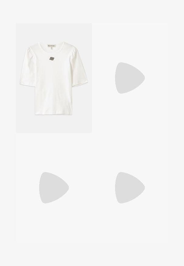 Fehér, bordázott, rövid ujjú felső, lekerekített nyakkivágással. Diszkrét puffos ujjak jellemzik, valamint egy kis barna logó részlet található az elülső középső részen.; Fodros szoknya világoskék anyagból, virágmintával, zöld és fehér virágokkal; finom fényesség és eltérő textúrájú szegély.; Tengerészkék velúr, hegyes orrú pumpa, középmagas tömbsarkúval. Simítású felület finom fénylő hatással, elöl egy kis kivágással.; Világoskék bőr keresztpántos táska aranyszínű fémszerelvényekkel, cipzáras záródással és elülső zsebbel. Állítható pánttal rendelkezik a kényelmes viselet érdekében.