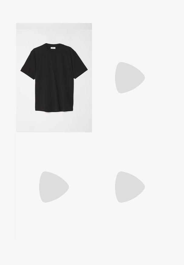 T-shirt en coton noir avec un col ras du cou, des manches courtes et une coupe décontractée. Design simple, texture lisse, sans motifs ni logos visibles.; Shorts cargo beiges en mélange de coton, dotés de deux poches latérales, d'une fermeture à bouton et d'une étiquette rouge cousue à l'avant.; Baskets en daim noir avec des rayures métalliques dorées, semelle en caoutchouc texturé et lacets noirs. Comprend un logo sur le talon et une languette lisse.; Lunettes de soleil surdimensionnées noires avec une lentille dégradée violette, finition brillante et accents dorés sur les branches. Forme de cadre rectangulaire.