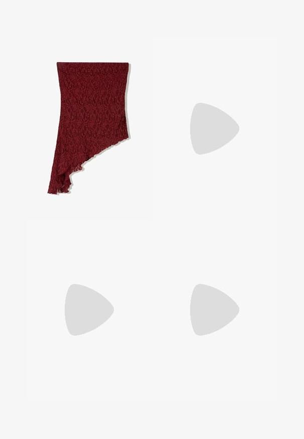 Shawl in pizzo borgogna con un taglio asimmetrico, caratterizzato da un motivo floreale e un bordo scallop, realizzato in materiale leggero e texture.; Shorts sportivi grigi con texture, dotati di una ampia vita elasticizzata e un logo discreto sul lato sinistro in basso. Il tessuto presenta un design a motivi.; Scarpa da ginnastica in rete bianca con accenti grigi, design strutturato, sistema di allacciatura, collo imbottito e suola in gomma per una maggiore trazione.; Pilgrim DREAM - Collana - gold plated