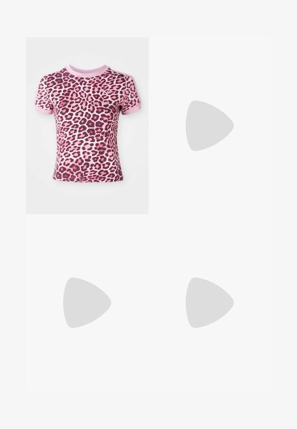 T-shirt a manica corta con stampa leopardata rosa, caratterizzato da un colletto rotondo e polsini rosa a contrasto, realizzato in materiale morbido ed elasticizzato.; Gonna di jeans verde con vita aderente, due tasche laterali e una toppa in basso a destra. Texture liscia con una leggera lucentezza.; Stivali Moon Boot bianchi con parte superiore in pelliccia sintetica, chiusura con lacci sul davanti e suola in gomma. Finitura testurizzata e logo impresso sul lato. Design chunky e imbottito.; Occhiali da sole rosa trasparenti con forma angolare a occhio di gatto, lenti scure, e testo embossato sulla tempia che recita "GLI OCCHIALI DA SOLE."