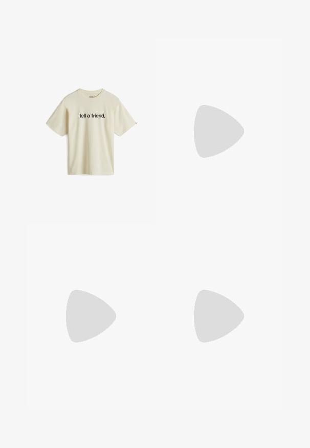 Cremefarbenes T-Shirt mit kurzen Ärmeln aus Baumwolle, mit schwarzem Text "Sag es einem Freund." Runder Ausschnitt, lockere Passform, keine Muster.; Braune, ausgestellte Hosen aus glattem Stoff mit einem Knopfverschluss, ausgestattet mit Fronttaschen und geraden Nähten entlang der Beine.; Schwarze Wildleder-Sneaker mit drei weißen Streifen, strukturiertem braunem Gummisohle und schwarzen Schnürsenkeln. Das Innenfutter zeigt ein Logomuster.; Schwarze Sporttasche aus strukturiertem Leder, mit zwei Handtragegriffen, einem abnehmbaren Schultergurt und hardware-Akzenten in Silber.