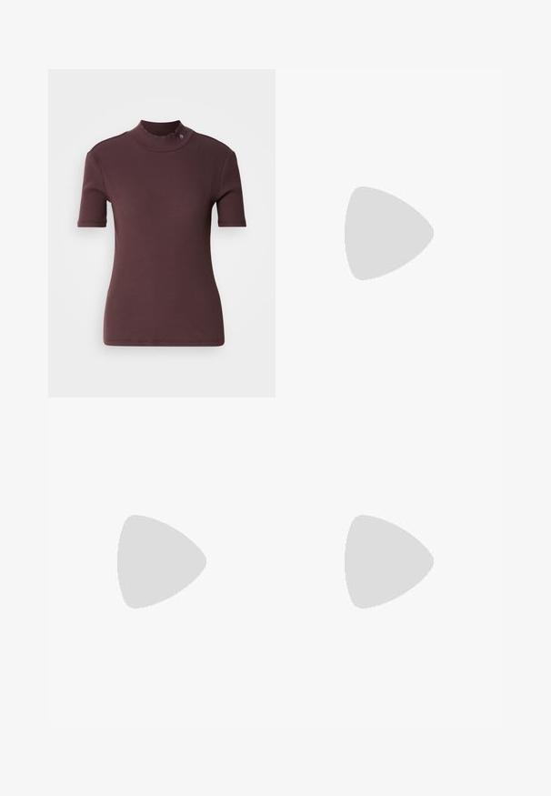 Haut court à manches courtes bordeaux avec un col haut, texture lisse et un subtil détail de logo au col.; Pantalons en denim à jambes larges avec un lavage bleu foncé, dotés d'un ourlet contrastant bleu clair et d'un design classique à cinq poches.; Marc O'Polo GIULIA - Bottines à plateau - dark brown; Boucles d'oreilles en or en forme de cerceau avec une texture et une forme irrégulière. Présentent une fermeture sans couture et une finition polie, soulignant un design moderne.
