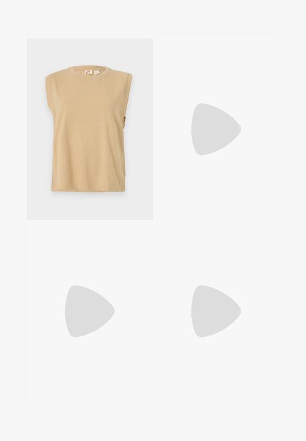 Beige ärmlös topp i mjukt material, med rund halsringning och en avslappnad passform samt minimala sömdetaljer.; Ljusblå vida jeans i denim. Har hög midja, femficksdesign och knappstängning. Rak skärning med en ren söm.; Bruna mocka ankelskor med en tjock, strukturerad sula. Har ett dekorativt band med ett rutigt mönster runt vristen.; Rosa läderhandväska med en böjd klaff, enkel axelrem och rena linjer. Väskan har en slät yta och en minimalistisk design.