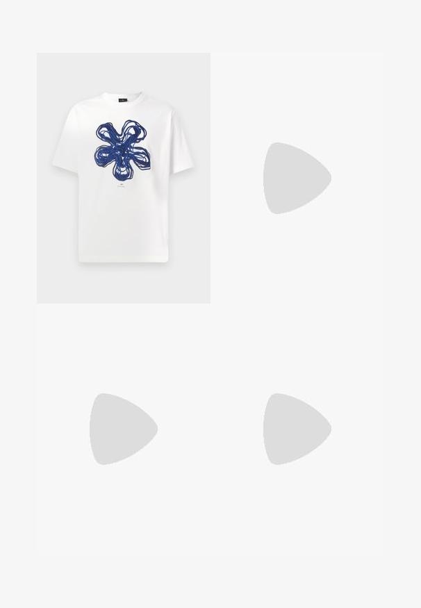 T-shirt in cotone bianco con un design floreale astratto blu al centro e un'etichetta stampata in basso. Maniche corte, scollo rotondo.; Jeans in denim azzurro con gamba svasata, caratterizzati da pannelli in patchwork a contrasto, tasche frontali e chiusura a bottone in vita.; Sneaker in pelle beige chiaro con lacci piatti, superficie texturizzata e suola in gomma di colore crema in contrasto, abbinati a pantaloni neri a sigaretta.; Collana di perline multicolori con perline blu scuro, rosse e gialle, intervallate da accenti argentati e un ciondolo pendente.
