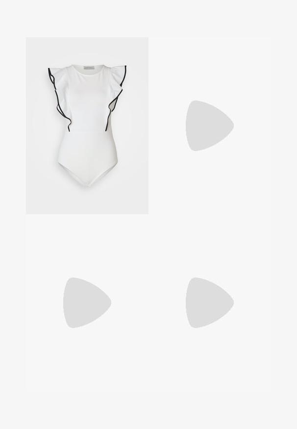 Baltas bodysuit'as su juodomis raukinėmis. Lygus audinys, apvalus iškirpimas ir prigludęs dizainas. Minimalistinis stilius.; Rudos dirbtinės odos flaring kelnės su lygiu paviršiumi ir prigludusia juosmena, turinčios flarą, prasidedantį žemiau kelių.; Sidabrinės kulkšnies sandalai su skaidria juosta ir dekoratyvine cirkono juosta. Atviras pirštų dizainas, blizgi tekstūra ir plonas, skaidrus kulnas.; Balta sintetinė rankinė trikampio formos, plokščiu priekiu su užsegimu, kaspino detale, reguliuojama dirželiu, lygia tekstūra ir minimalistišku dizainu.