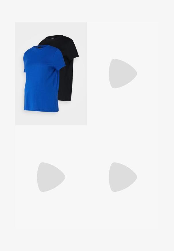 To korte ermesskjorter; en i blått og en i svart. Begge er laget av bomull, med rund hals og en avslappet passform.; Svart gravide joggebukser med brettbar midje, sidelommer og design med innsvingte ben. Laget av mykt, elastisk stoff for komfort.; Hvite sportssko laget av mesh og syntetiske materialer, snøring, polstret krage og teksturert såle for grep. Lett konstruksjon.; Hvit teksturert veske med svart kant, som har en gullkjedehank, en avtakbar skulderreim og en trekantet logoakkent.