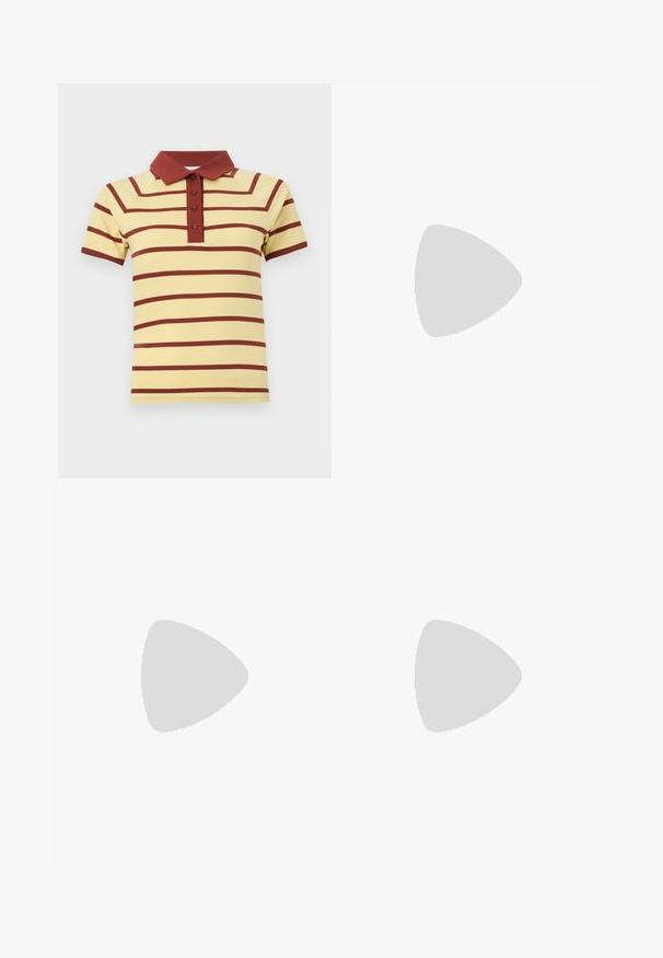 Gelbes Poloshirt mit kastanienbraunen horizontalen Streifen, geripptem Kragen und drei Knöpfen. Kurze Ärmel mit kontrastierenden Bündchen.; Knee-lange Shorts aus leichtem beige Baumwollstoff. Mit einem Frontknopfverschluss, Gürtelschlaufen und seitlichen Taschen mit glatter Textur.; Gold- und schwarze Sneaker mit glatter Oberfläche, ausgestattet mit drei schwarzen Streifen, einem Klettverschluss, einer Gummisohle und einem gepolsterten Schaft.; Braune Wildleder-Tote mit zwei weichen Griffen, einem vertikalen Riemen mit silbernem Akzent und einem weiten, offenen oberen Bereich. Glatte Textur, minimalistisches Design.