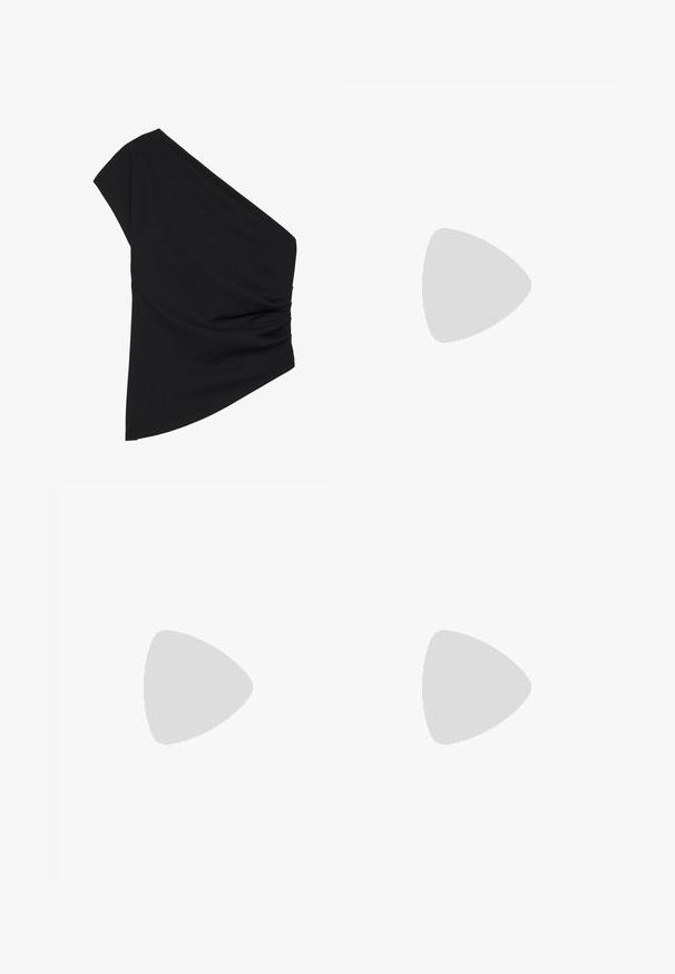 Zwart top met één schouder gemaakt van rekbare stof, met een gerimpeld zijdetail en een asymmetrische zoom. Glad textuur met een lichte drapering.; Gouden en zilveren wijde broeken met pailletten en een elastische tailleband. Kenmerkt zich door een schitterende textuur en een losse pasvorm.; Zwarte platte sandalen met een bandjesontwerp, voorzien van meerdere leren straps en een smalle enkelgesp. De zool is plat en rechthoekig.; Zilveren metalen leren jas met een schapenwollen kraag, voorzien van een ritssluiting en een gestructureerd oppervlak. Grote druppelvormige oorbellen met heldere edelstenen.