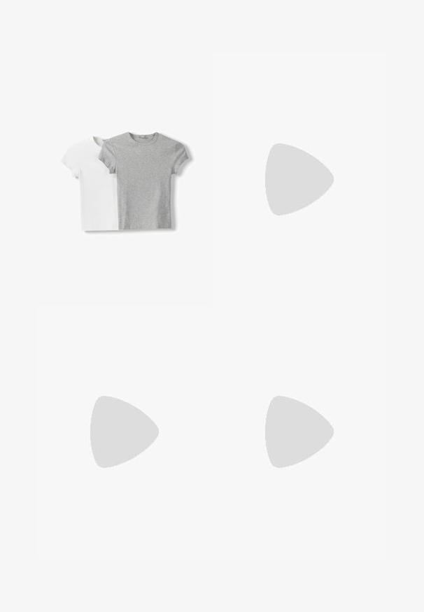 Deux t-shirts à manches courtes, l'un blanc et l'autre gris clair, fabriqués en tissu coton doux avec un col rond classique et sans embellissements visibles.; Jean en denim bleu clair avec une coupe droite, taille haute, cinq poches et une texture légèrement décolorée. Fermeture à bouton métallique à la taille.; Ballerines en cuir noir avec un bout rond, texture lisse, détails de couture minimalistes et design de semelle flexible.; Sac hobo en cuir noir au design décontracté, avec une large bandoulière et une texture lisse. Dispose d'une fermeture éclair unique sur le côté.