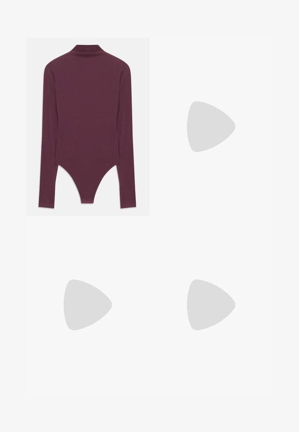 Burgundy långärmad bodysuit med hög hals, tillverkad av mjukt tyg, med en tanga-kapning nedtill och åtsittande ärmar.; Marinblå byxor med rak ben-design, som har en frontal knappstängning, två sidofickor och en slät, texturerad yta.; Svart flip-flop med en texturerad gummisula, två slanka remmar och en subtil, präglad logodetalj på remmen.; Grön mockaväska med en strukturerad form, förlängda handtag och en guldaccent. Slät textur, minimalistisk design, utan synlig hårdvara.