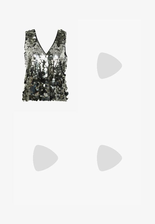 Top sin mangas con un profundo escote en V, cubierto de lentejuelas plateadas y negras reflectantes, que muestra una superficie texturizada y brillante.; Jeans de mezclilla anchos y negros, con cintura alta, bolsillos delanteros y cierre de cremallera con botón. Desgaste sutil en la tela.; Zapatos de tacón slingback de charol negro con punta afilada y tacón geométrico en bloque. Presentan un diseño elegante y minimalista, así como una textura suave.; Bolso tote de cuero negro con dos asas largas, textura suave y forma estructurada. Cuenta con un bolsillo frontal para almacenamiento adicional.