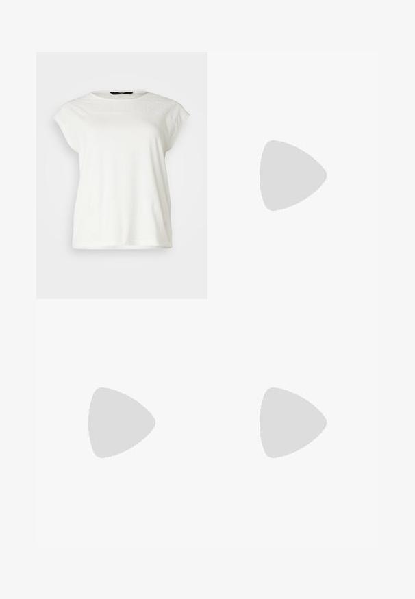 Hvit kortermet t-skjorte med teksturert blonde-yoke, rund hals og avslappet passform. Mykt bomullsmateriale med subtile detaljer på skuldrene.; Tommy Hilfiger Curve FLUID PLEATED MIDI SKIRT - Plisséskjørt - dark night navy; Sølv slingback høyhelte sko med spiss tå, metallisk finish, to dekorative stropper, og en slank hæl med svart tupp.; Sølv hjerteformede øredobber har fasetterte klare steiner med en teksturert ramme. Sett inkluderer både stud- og hengende stiler.