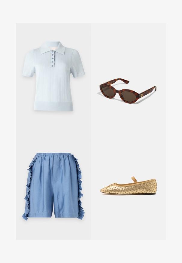 Jasnoniebieska koszulka polo z krótkim rękawem o prążkowanej fakturze, z płaskim kołnierzem i zapięciem na sześć pasujących guzików z przodu.; Jasnoniebieskie bawełniane szorty z elastycznym paskiem w talii, z falbanami wzdłuż bocznych szwów i luźnym krojem.; Loeffler Randall LEONIE złoty; Okulari w karmelowo-brązowym wzorze z okrągłymi oprawkami, ciemnymi soczewkami i złotymi detalami logo na zausznikach. Gładki plastikowy materiał, brak widocznych wzorów.
