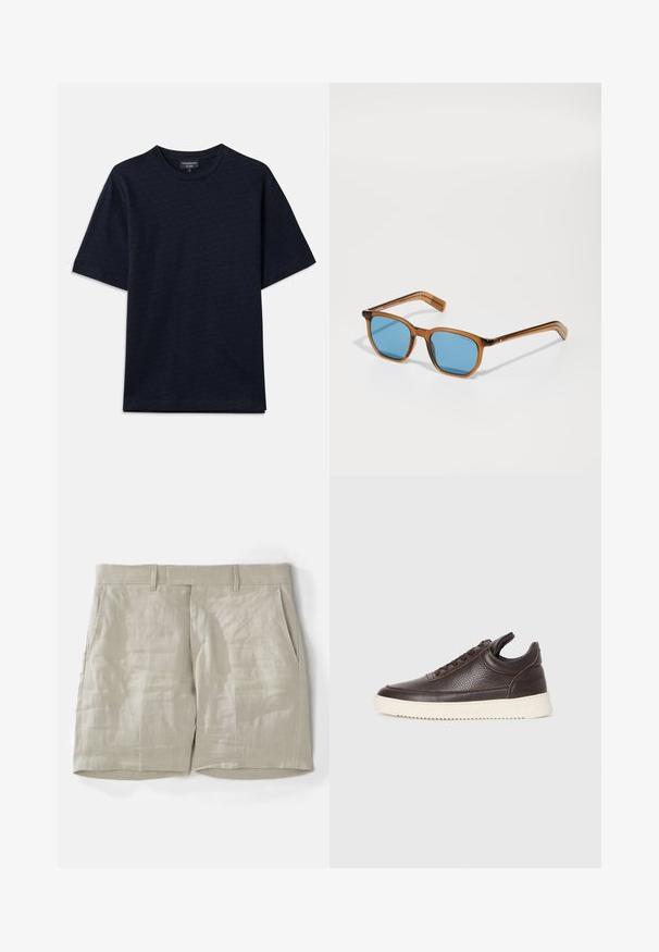 Tumši zils T-krekls ar teksturētu rakstu, apaļa dekoltē un īsām piedurknēm. Smalks logotipa elements uz krūts, izgatavots no mīksta kokvilnas auduma.; Bežīgas lina šorti ar gludu tekstūru, divām sānu kabatām, jostasvietu ar jostu cilpiņām un taisnu kāju dizainu.; Tumši brūnas tekstūrētas ādas sporta kurpes ar saistēm priekšā un baltu rievotu gumijas zoli uz vienkārša gaiša fona.; Brūnā plastmasas rāmja saulesbrilles ar ziliem stikliem, kvadrātveida forma, plānas kājas, teksturēti akcenti uz tempļiem un pulēta apdare.