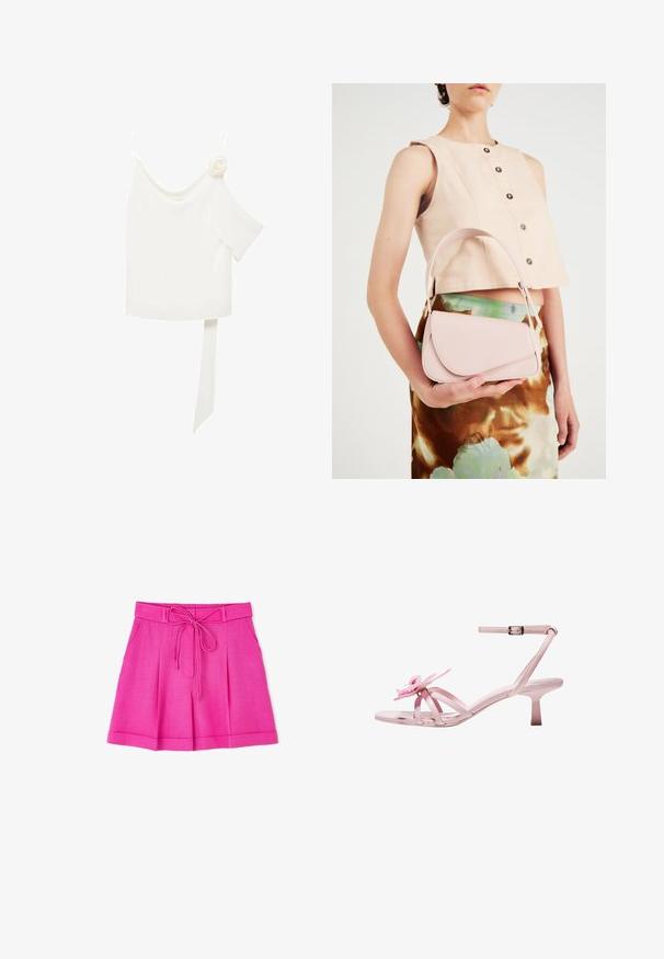 Bílá blůza s jedno-ramenným designem, která má květinový akcent na jedné straně a dlouhý, uvázaný panel v pase. Hladká textura.; Růžové šortky vyrobené z lehkého materiálu s uvázaným pasem, obsahující klouzavé záhyby a dvě boční kapsy. Hladká textura, neformální design.; Růžové lakované sandály na podpatku s květinovým akcentem na špičce, s nastavitelným páskem kolem kotníku a štíhlým, nízkým podpatkem.; Růžová kožená kabelka s zakřiveným klopou, jedním ramenním popruhem a čistými liniemi. Taška má hladkou texturu a minimalistický design.