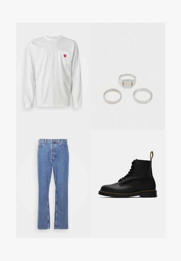 T-shirt branca de manga longa, feita de algodão, com um bolso no lado esquerdo do peito decorado com um patch de coração vermelho. Gola arredondada clássica e punhos canelados.; Jeans de ganga azul com um corte reto, design de cinco bolsos, passantes de cinto e fecho de botão. O tecido tem um acabamento suave e texturizado.; Botim de tornozelo em couro preto com atacadores, com costura amarela na sola e uma etiquetagem à trás do calcanhar, mostrado de lado sobre um fundo plain.; Conjunto de três anéis de prata: um anel superior largo e retangular, um clássico anel fino e um anel com design torcido. Acabamento em metal suave em todo o conjunto.