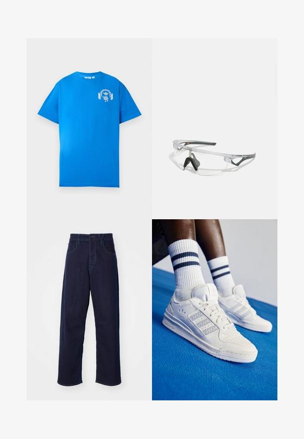 Niebieska bawełniana koszulka z krótkim rękawem. Posiada białą grafikę na przodzie, przedstawiającą postać w słuchawkach i łuk.; Granatowe dżinsy z prostymi nogawkami, z zapięciem na guzik z przodu, szlufkami na pasek i kontrastującymi detalami przeszycia.; Białe skórzane trampki z perforowanymi akcentami, trzema metalicznymi paskami i teksturowaną boczną panelą. Noszone z białymi skarpetkami z niebieskimi paskami.; Przezroczyste okulary ochronne z lekką, przezroczystą ramką i szarymi akcentami. Posiadają opływowy kształt oraz regulowany nosek.