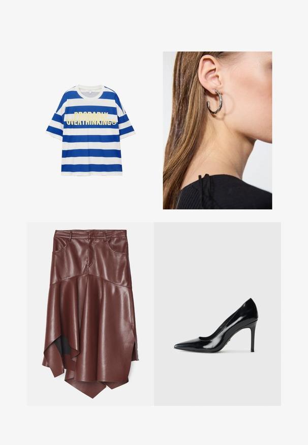 Bavlněné tričko s modro-bílými vodorovnými pruhy. Na přední straně je výrazný žlutý text „PROBABILNĚ PŘEMÝŠLÍM PŘÍLIŠ“ a grafika usměvavého obličeje. Krátké rukávy.; Hnědá sukně z umělé kůže s volánovým, asymetrickým lemem, která má dvě přední kapsy a hladký, lesklý povrch.; Černý lakovaný kožený lodičkový bot s špičatou špičkou a úzkým jehlovým podpatkem na jednoduchém bílém pozadí.; Stříbrný kruhový náušník s lesklým povrchem, zdobený malými zlatými akcenty, v kulatém tvaru, nošený na lalůčku.