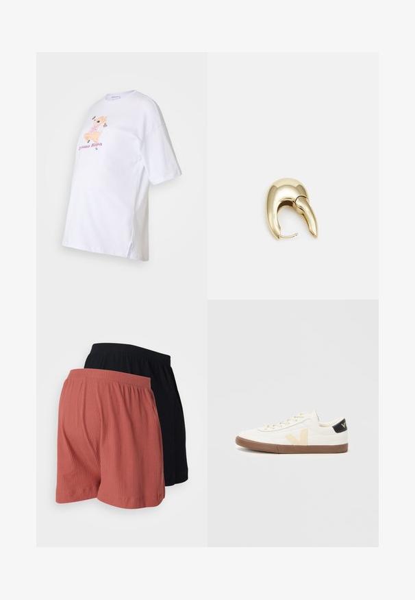 Balta medvilninė marškinėliai trumpomis rankovėmis, su spalvinga animacinio elnio grafika ir tekstu "Drama Mama" rožine spalva. Šoniniai plyšiai apačioje.; Dvi poros klostuotų šortų: vieni koralų spalvos, kiti juodi. Abu modeliai turi tekstūruotą audinį ir elastingą juosmenį.; Baltos sportbačiai, pagaminti iš lygaus sintetinės medžiagos, su smėlio spalvos V logotipu, šviesiai rudos gumos padu ir juodais kulno akcentais.; Aukso tono metalinės auskarai su stilingu, kreiviu dizainu. Išsiskiria ryškiu smailiu pavidalu, poliruota paviršiumi ir užsegimu su vyriu.