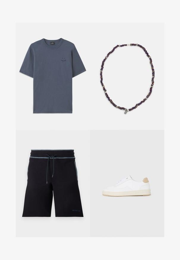 Tmavomodré tričko s krátkym rukávom z bavlny, s okrúhlym výstrihom a malým čierným grafickým detailom na hrudníku. Voľný strih so rovný lemom.; Čierne šortky s nastaviteľným pásom, so modrými akcentmi pozdĺž strán, vyrobené z mäkkého materiálu. Vyšitý logotyp na dolnom leme.; Biele nízke tenisky s textúrovaným koženým zvrškom, krémovou drážkovanou podrážkou a akcentom v hnedej farbe na podpätku. Majú biele šnúrky a detail loga na päte.; Viacfarebný korálikový náhrdelník s tmavomodrými, červenými a žltými korálikmi, doplnený striebornými akcentmi a visiacim kúskom šperku.