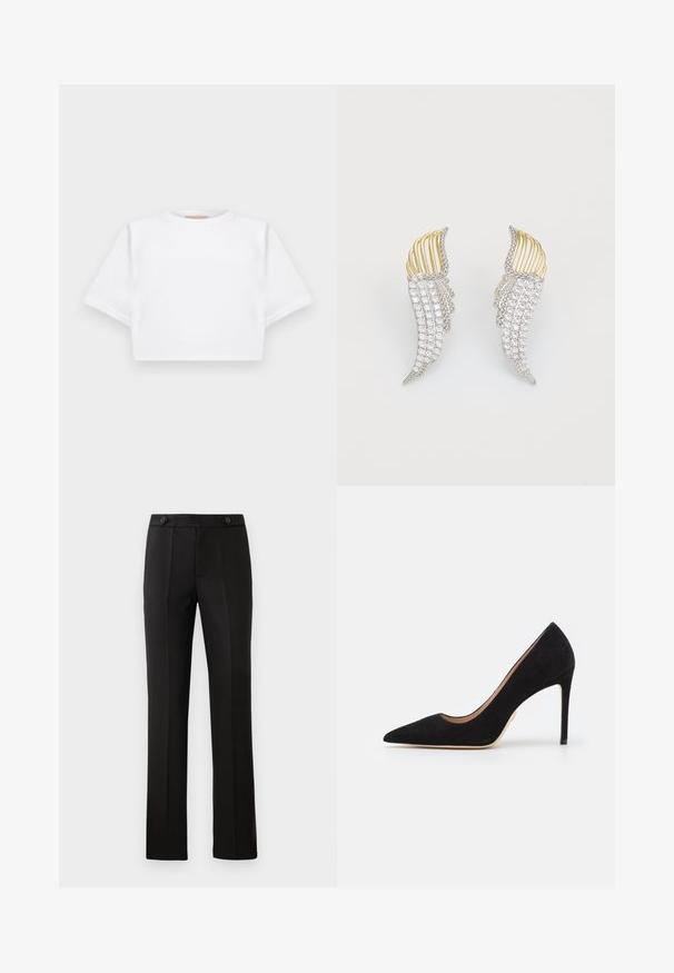 T-shirt blanc court en tissu doux, avec des manches courtes, un col rond et des détails en côtes sur l'ourlet. Design simple et sans embellissement.; Pantalons tailleur noirs à jambe droite, deux poches avant, fermeture à bouton et détails de plis sur le devant. Texture de tissu lisse.; Stuart Weitzman STUART - Escarpins - black; Deux boucles d'oreilles en forme d'aile, en métal argenté avec des strass ronds taillés clairs et des accents en métal doré dans un design superposé.