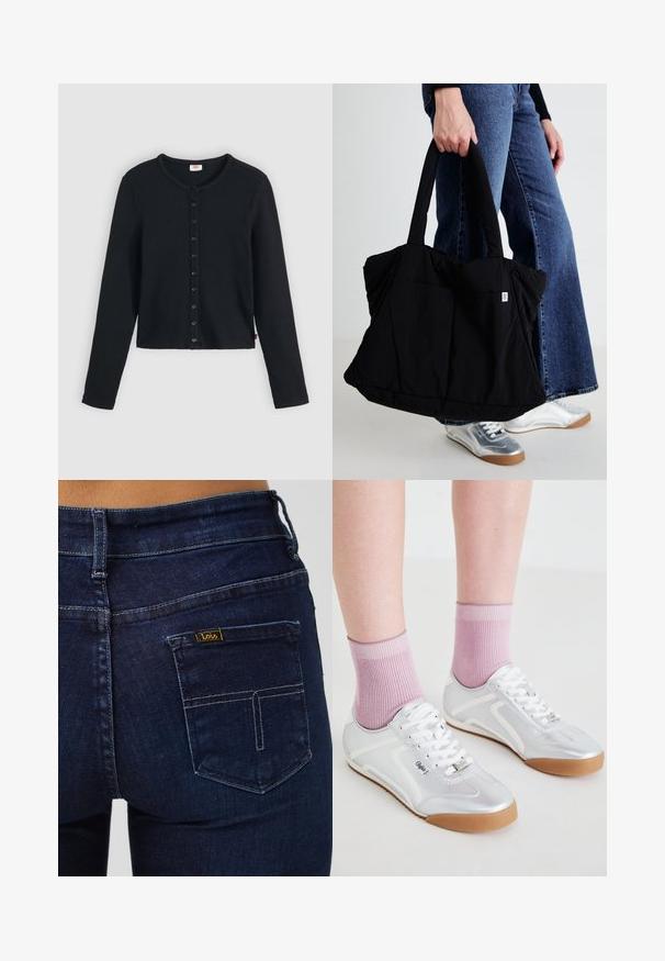 Črn rebrast kardigan z okroglim izrezom, z dolgimi rokavi in vrsto šestih gumbov spredaj. Mehka tekstura, skrajšana dolžina.; Temno modre jeans hlače iz jeansa z običajnim zadnjim žepom. Imajo šivane detajle in majhno rumeno etiketo z blagovno znamko "Lois".; Srebrni športni čevlji z belimi poudarki in podplati iz gumijaste gume, v kombinaciji z rebrastimi roza nogavicami, ki prikazujejo nizko zasnovo.; Črna platnena torba s puhastim dizajnom, z dvema močnima ročajema in majhnim logotipom na sprednji strani, ki jo drži oseba v džinsih.