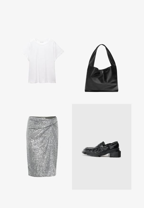 T-shirt bianco realizzato in un tessuto morbido e leggero. Presenta un collo rotondo e maniche corte e larghe con vestibilità morbida. Nessun motivo visibile.; Minigonna argentata con paillettes e design avvolgente, caratterizzata da una texture liscia e una silhouette aderente. Decorata con paillettes scintillanti.; Mocassini in pelle nera con suola strutturata, caratterizzati da un tacco a blocco leggermente sollevato e una tomaia texturizzata, fissati da una cintura frontale.; Borsa tote in pelle nera con un design morbido e floscio, manici larghi e una texture liscia. Nessun hardware o decorazione visibile.