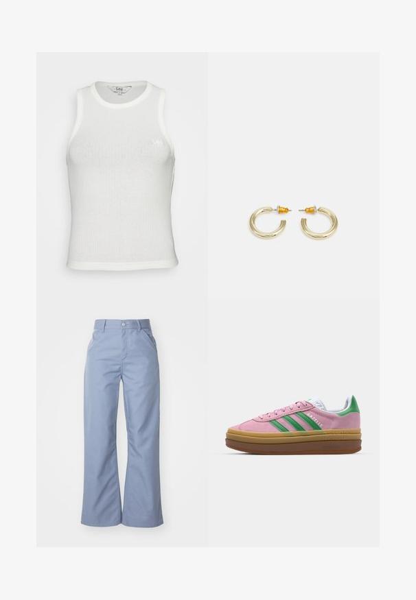 Biała, prążkowana koszulka bez rękawów z okrągłym dekoltem i dopasowanym krojem. Na przodzie znajduje się małe, dyskretne logo Lee wyszyte w subtelny sposób.; Jasnoniebieskie spodnie typu wide-leg z gładkiego materiału bawełnianego, z przednimi kieszeniami i zapięciem na guzik w talii.; Różowe zamszowe sneakersy z zielonymi paskami, białymi akcentami i brązową gumową podeszwą. Posiadają teksturowany materiał i detale logo po boku.; Złote kolczyki w kształcie obręczy o gładkiej, zaokrąglonej formie i wypolerowanym wykończeniu. Posiadają pomarańczowe akcenty z tyłu dla pewnego zapięcia.