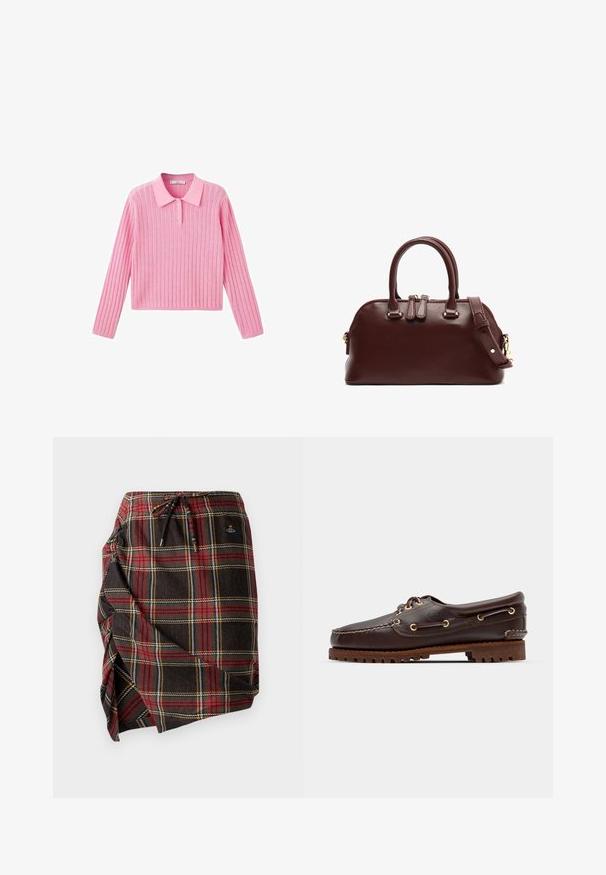 Ružičasti rebrasti džemper s dugim rukavima i ovratnikom, s tri gumba na ovratniku i skraćenim rubom.; Karirani omotač u tamnoj tkanini s uzorcima crvene, zelene i žute boje. Uključuje elastičnu traku u struku i detalj proreza sa strane.; Smeđe kožne čamce cipele s zlatnim okomitim rupicama, okruglim vezicama i teksturiranom smeđom gumiranom potplatom. Ima stišnjene detalje i uzdignuti logo.; Burgundska kožna torba s dvojim gornjim ručkama, uklanjivim remenom za rame, zlatnim hardverskim dodacima i zaobljenim oblikom. Zatvaranje na patentni zatvarač.