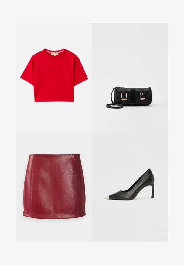 Rde kratka majica iz bombaža z ribastim okroglim izrezom in vtisnjenim logotipom "MICHAEL KORS" spredaj. Kratki rokavi.; Rdeča umetna usnjena mini krila z gladko teksturo, prilegajočim se dizajnom in ravnim robom, s subtilnim sijajem in diagonalnim vzorcem.; Črni usnjeni čevelj z visokim petom, s koničastim prstom in kovinsko srebrno kapico. Ima gladko površino in vitko peto višine 10 cm.; Črna usnjena torbica čez ramo z dvema sprednjima žepoma, zlatimi zaponkami, zadrgo in ozkim pasom. Tekstura površine je strukturirana, obliko pa ima kompaktno pravokotno.