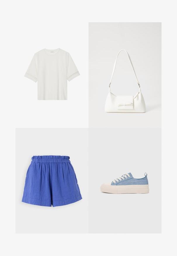 Fehér, rövid ujjas póló, pamutból készült, díszes csipkés szegéllyel az ujjak mentén és kerek nyakkivágással.; Kék pamut rövidnadrág gyűrt derékpánttal és oldalsó zsebekkel, texturált anyagból készült, laza szabással.; Világoskék vászon sportcipők, krémszínű gumitippel és talppal, fehér fűzőkkel és egy húzófüllel a sarkán.; Fehér szintetikus kézitáska, háromszög alakú, lapos előlap, masni részlettel, állítható pánttal, sima textúrával és minimalista dizájnnal.