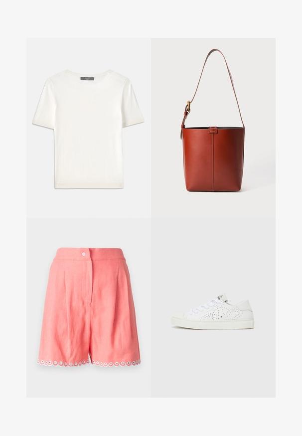 Fehér, rövid ujjú kötött felső, kerek nyakkivágással, sima textúrával és diszkrét bordázott részletekkel az ujjain és az alján.; Világos rózsaszín vászon rövidnadrág, amely redős és fodros szegéllyel rendelkezik, fehér és kék akcentus körökkel. Elöl gombos záródással.; Fehér alacsony szárú tornacipők perforált dizájnnal, sima fűzőkkel és texturált gumitalppal. Minimalista stílusúak és puha felületűek.; Barna bőr vödör táska állítható vállpánttal és aranyszínű csattal, egyszerű függőleges varrással az elején.