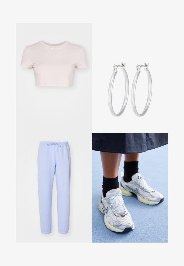Geknipte T-shirt in lichtroze, gemaakt van zachte stof. Heeft een ronde hals en korte mouwen met een klein wit Nike-logo op de borst.; Lichtblauwe sweatpants van zachte stof. Voorzien van een elastische tailleband met een trekkoord, rechte pijpen en elastische boorden bij de enkels.; Witte en zilveren Nike sneakers van meshstof, met reflecterende accenten en een beige zool. Gedragen met zwarte sokken, staand op een blauwe ondergrond.; Zilveren oorbellen in de vorm van een gladde, gepolijste ring. Ronde vorm met een veilige kliksluiting. Lichtgewicht ontwerp, geschikt voor dagelijks gebruik.